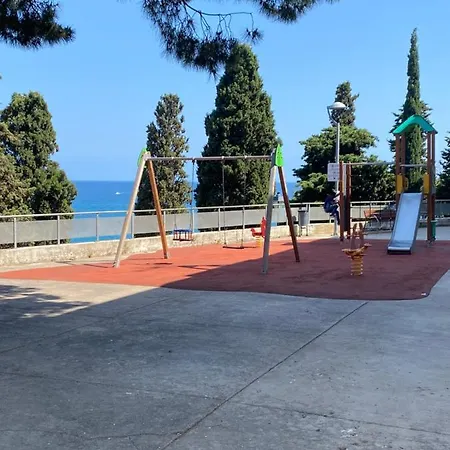 3 Bdrm Near The Sea! Great For Kids! Apartment *